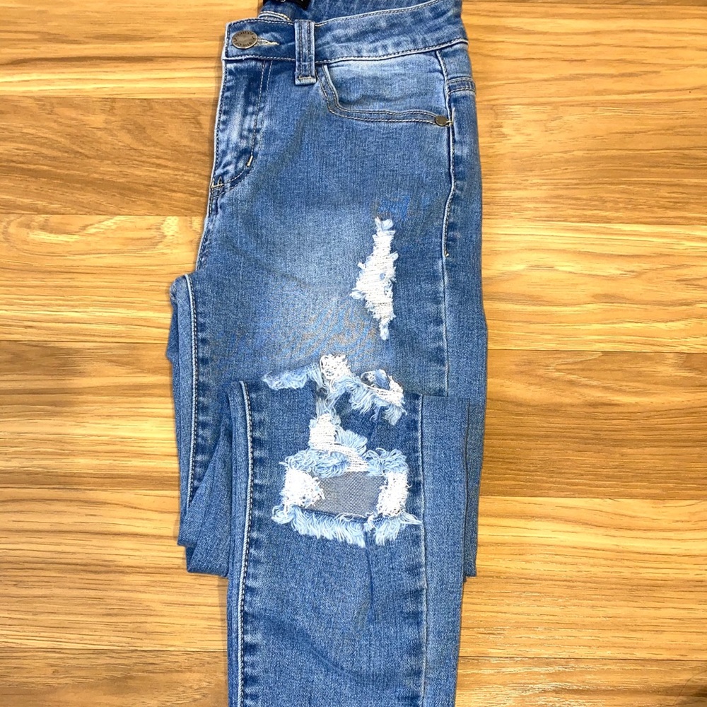 Distressed ankle jeans